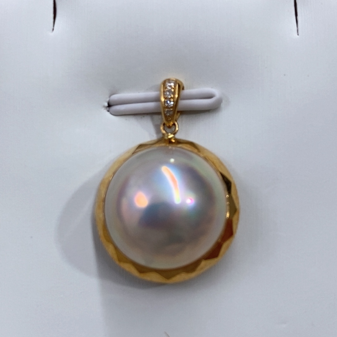 拼合珍珠（马贝珠）颈饰18K金镶嵌