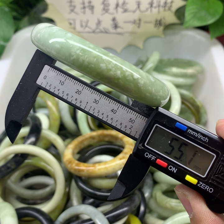 蛇纹石玉未镶嵌手镯1