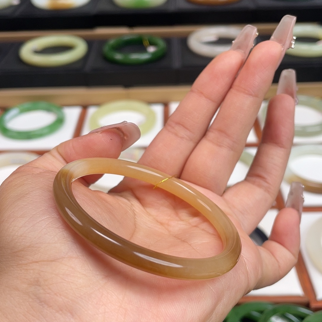 和田玉未镶嵌手镯糖色！52