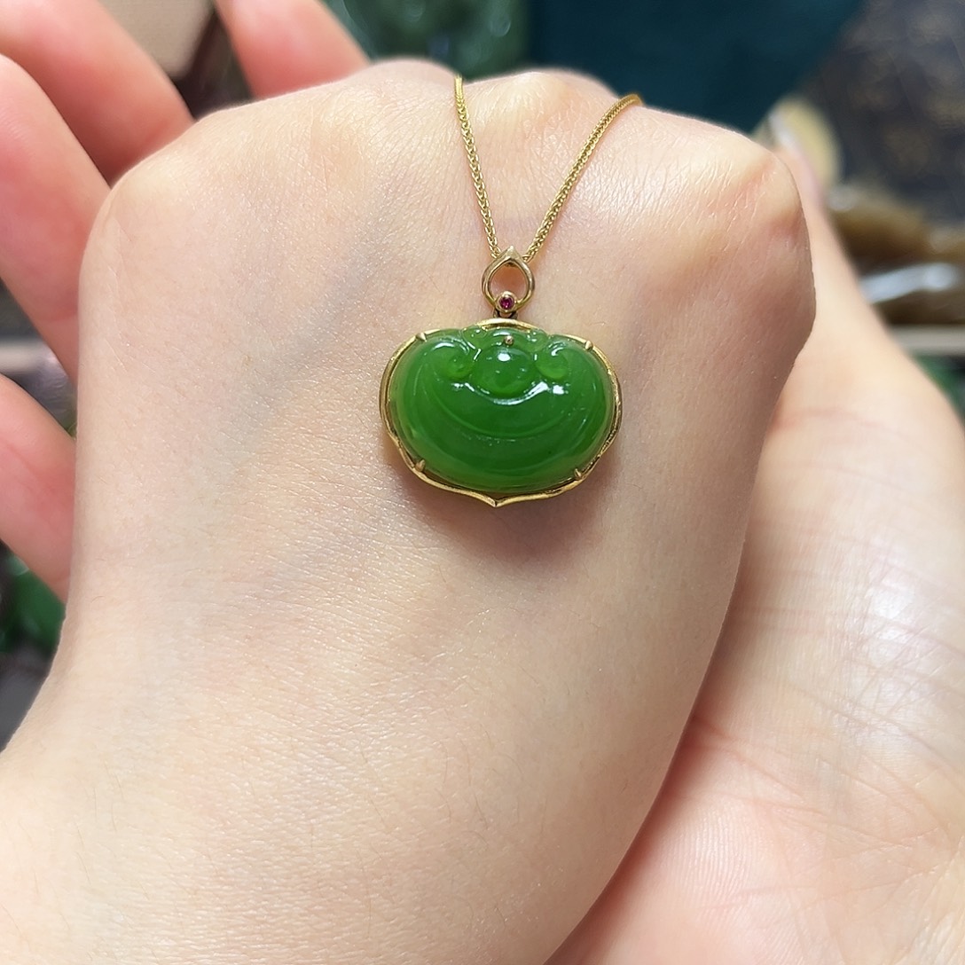 颈饰18K金镶嵌和田玉吊坠加银链子