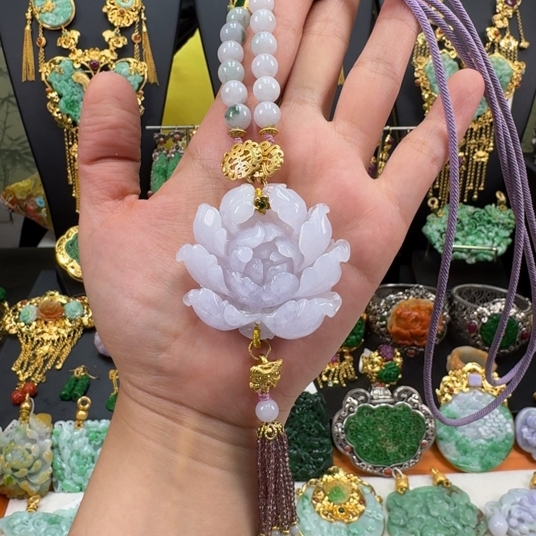 翡翠未镶嵌颈饰炸价