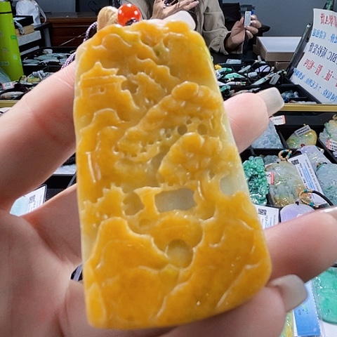 翡翠未镶嵌颈饰一个