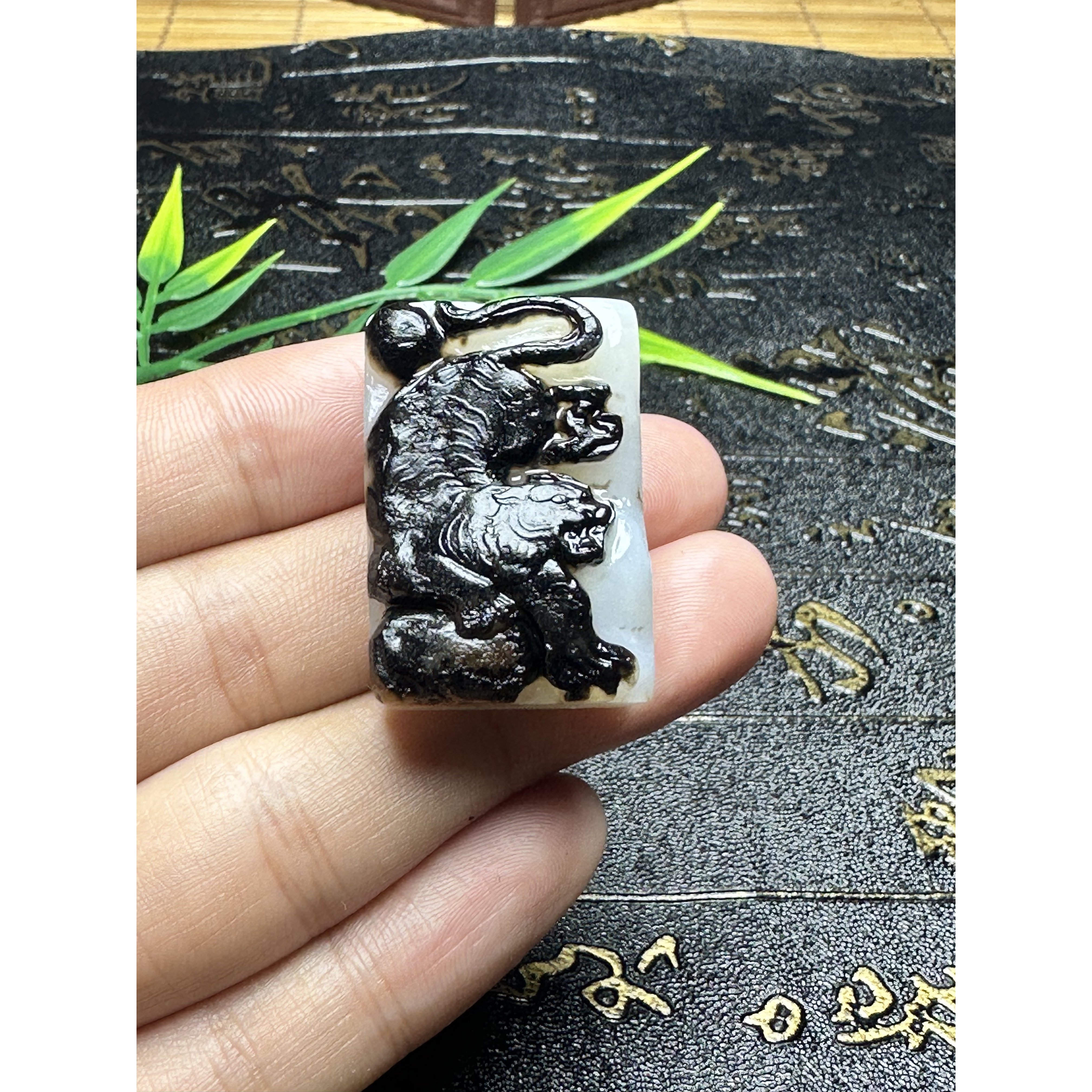 新疆和田玉黑皮老虎纯手工俏色巧雕精品特色三色挂件