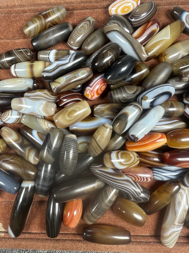 天然药师玛瑙糖色缠丝勒子，拍下默认随机发货一根，尺寸图案随机