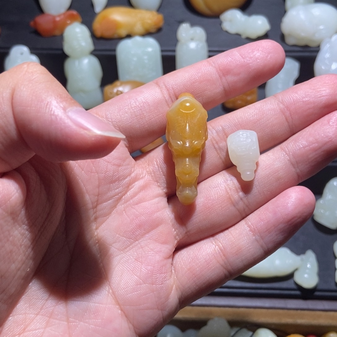 孤****颈饰未镶嵌和田玉