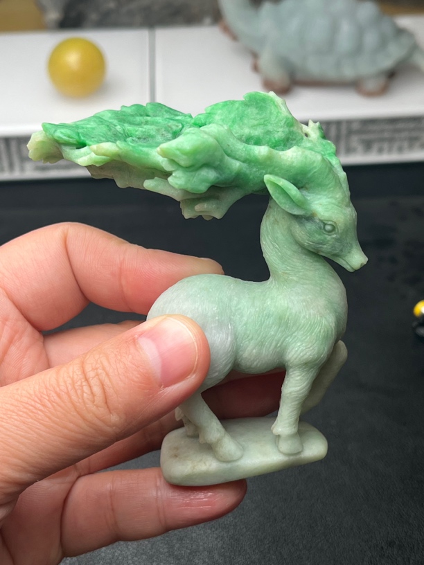 精品毛货翡翠精雕灵鹿