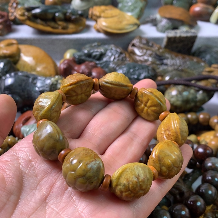 未镶嵌岫岩河磨玉（透闪石质玉）把件