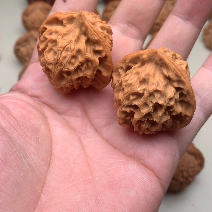 文玩核桃吊坠龙鳞41有虫眼