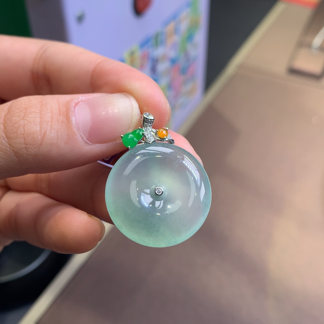 翡翠18K金镶嵌颈饰翡翠