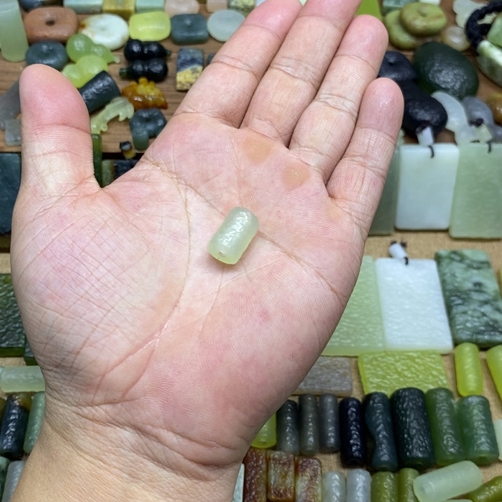 桃***爸蛇纹石玉未镶嵌颈饰