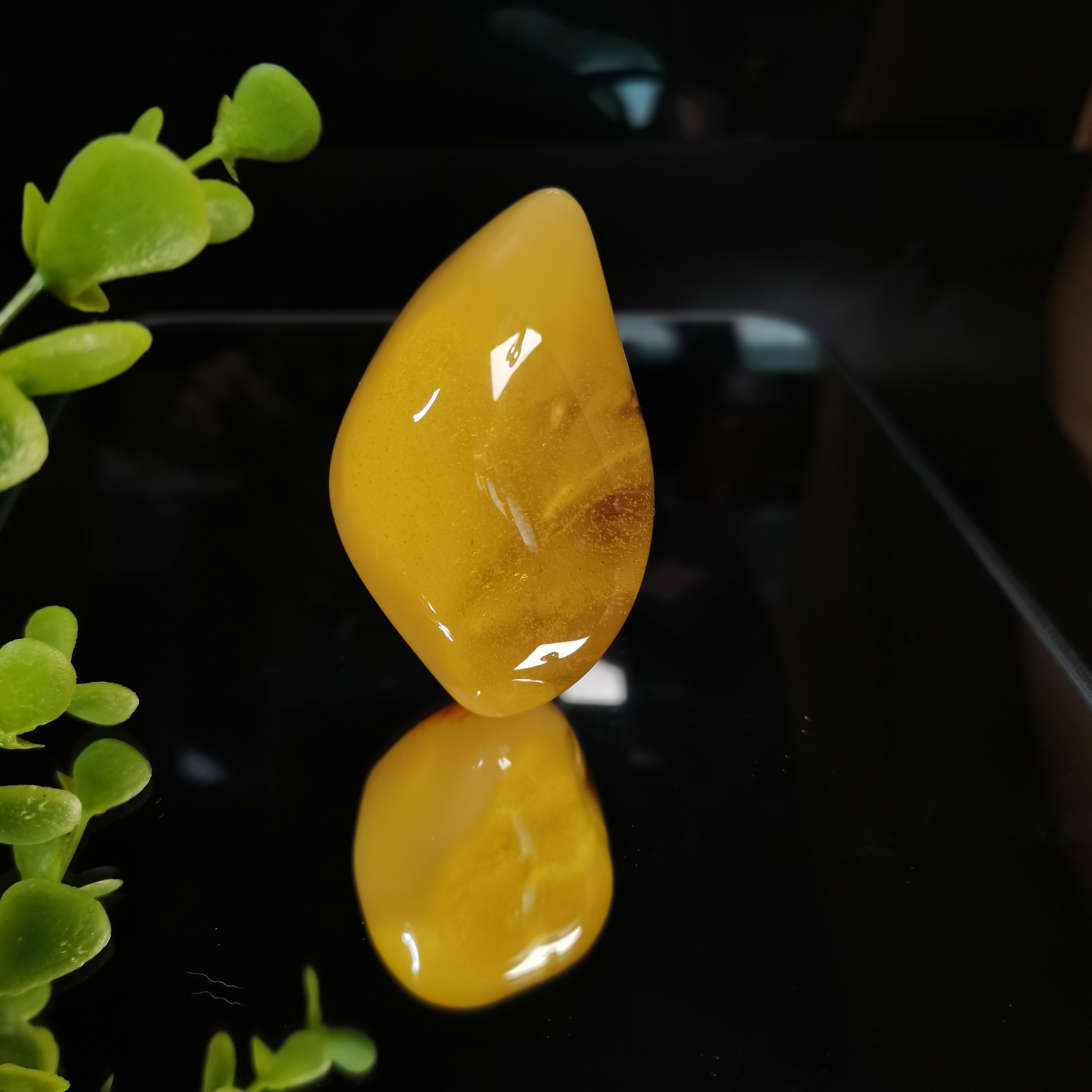 天然琥珀蜜蜡切牌手把件无事牌溶洞意境款毛衣吊坠约52.59g