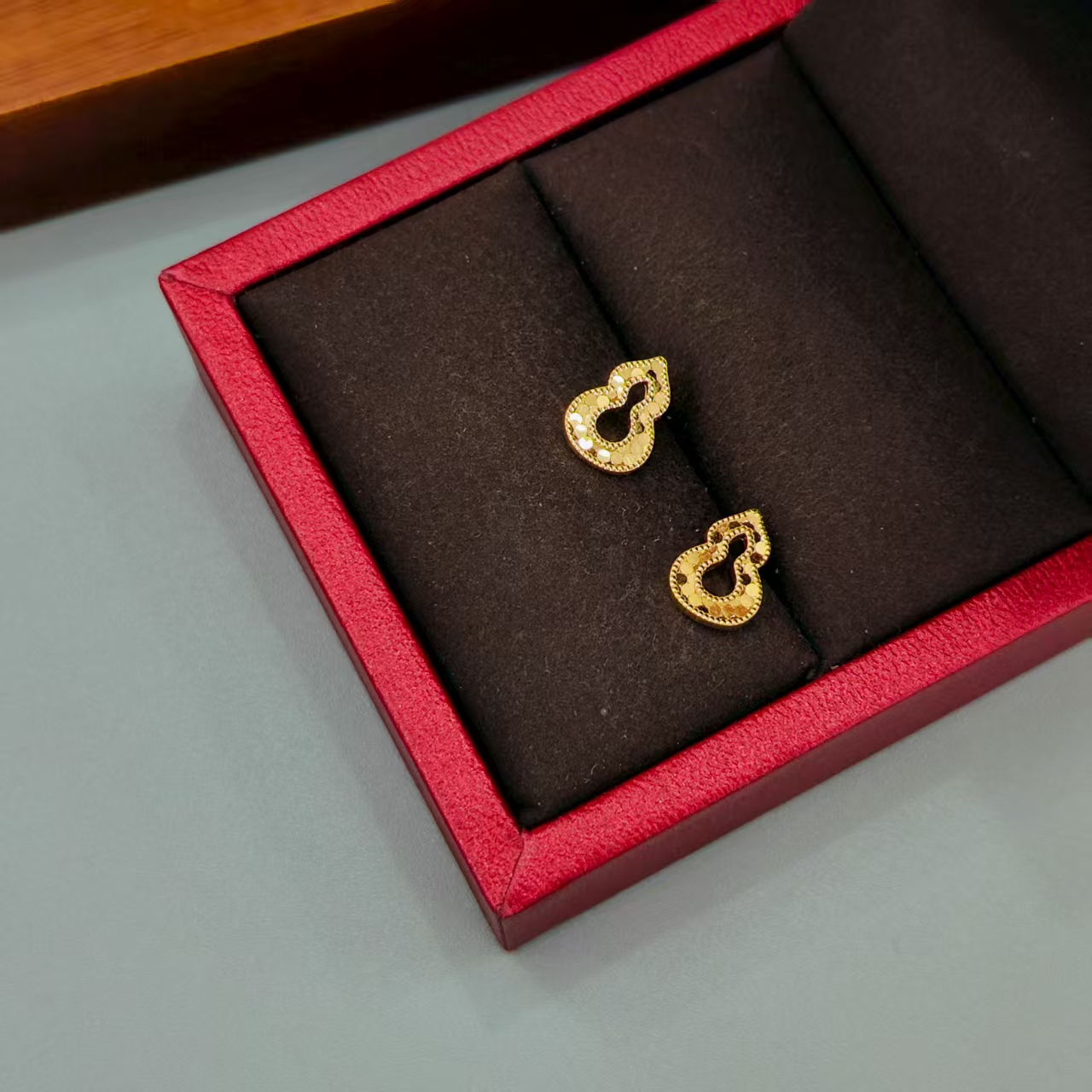 珺铺黄金 足金999【二店】镂空鱼鳞葫芦直针耳饰典雅复古设计