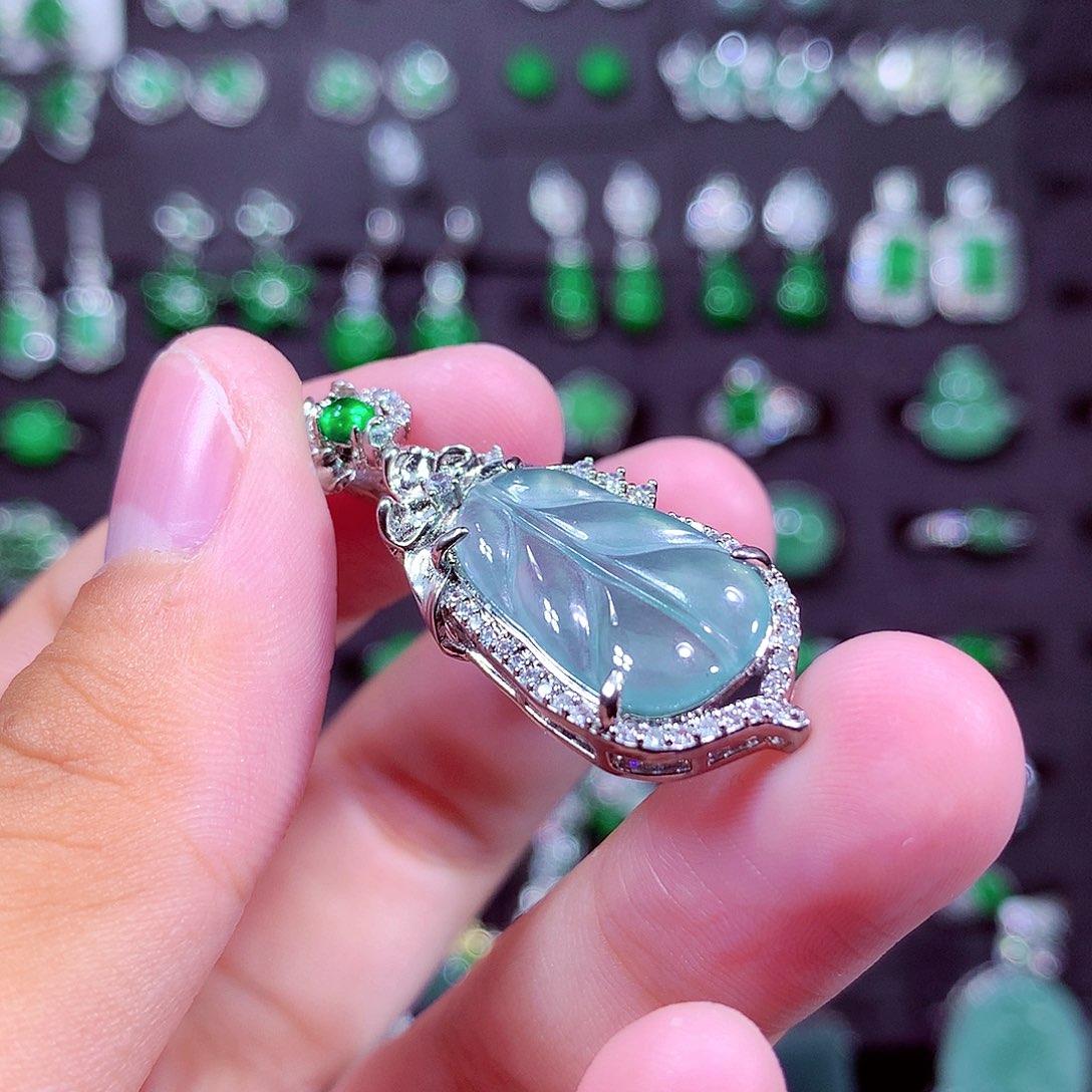 颈饰未镶嵌翡翠天然