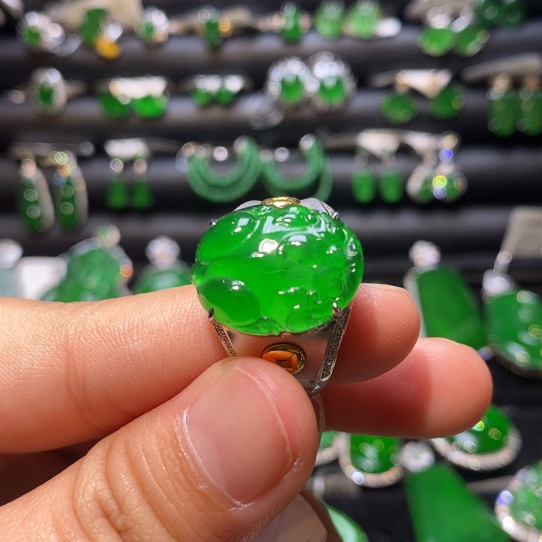 翡翠戒指18K金镶嵌天然翡翠