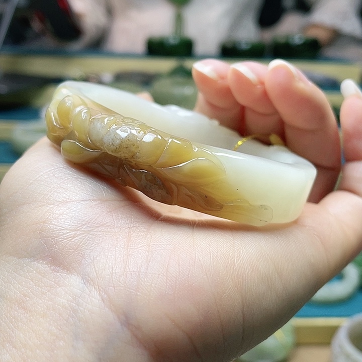 和田玉手镯60圈口。编号73贵妃镯未镶嵌