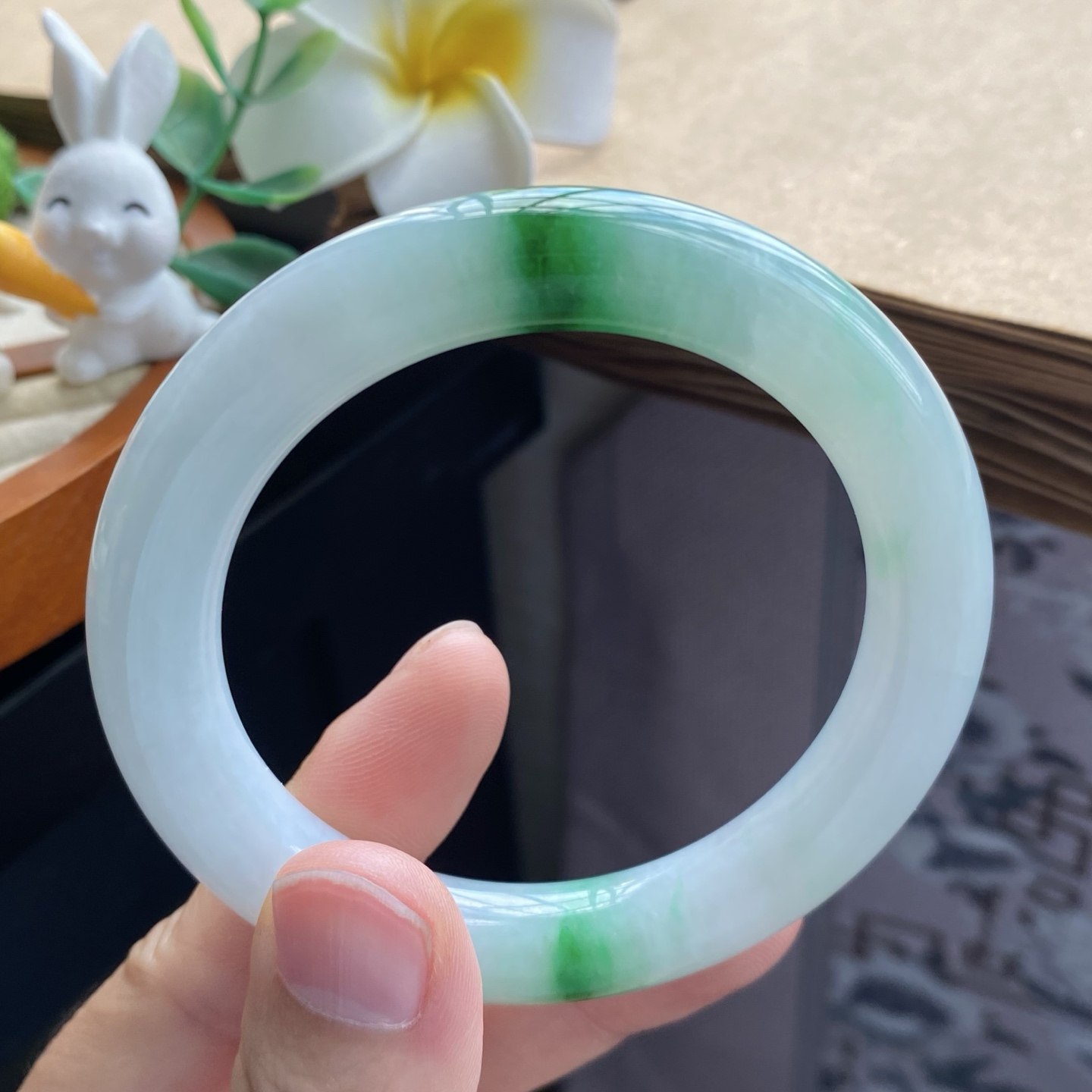 03.30批翠绿飘花圆条2486号53.6-10.3-9.8迷人耀眼！天然翡翠手镯