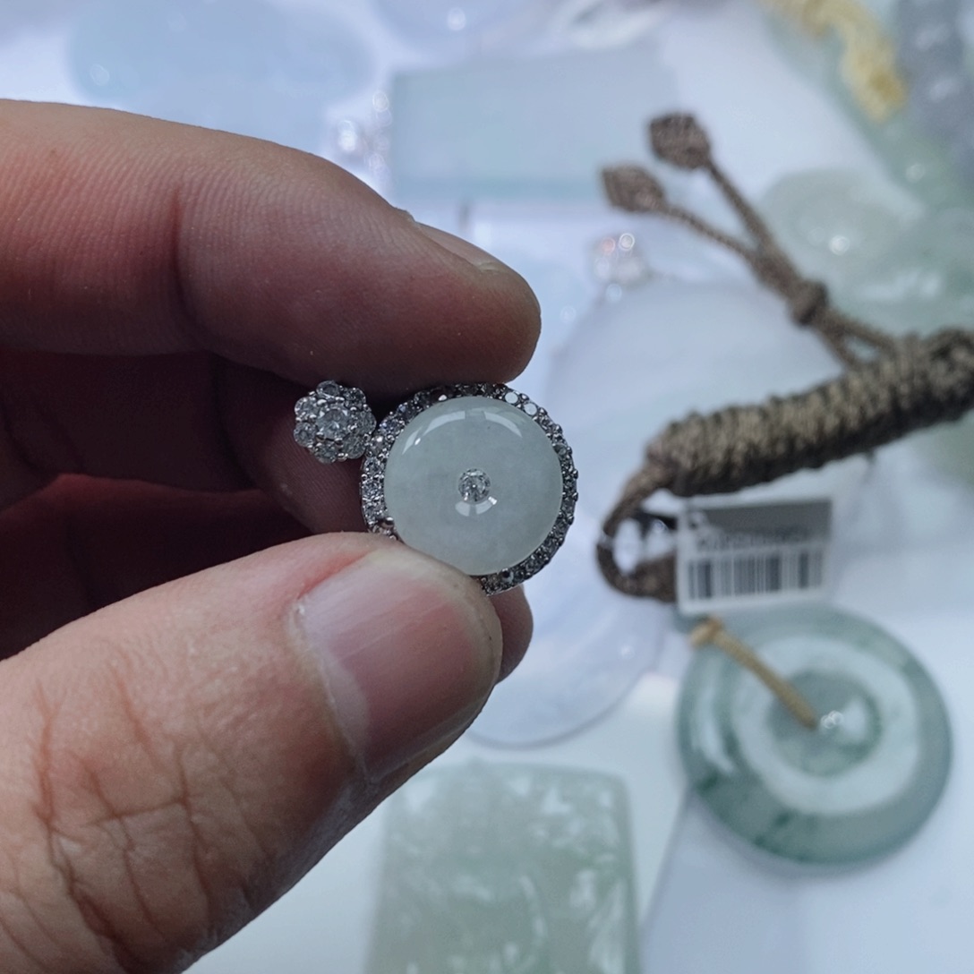 翡翠挂件未镶嵌风*翡翠