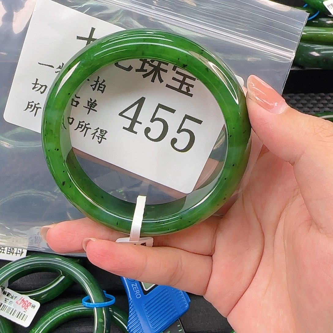 颈饰未镶嵌和田玉手镯59 455