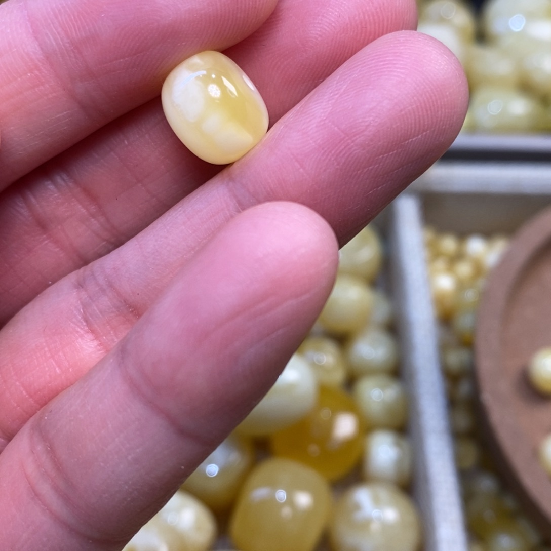 听***风琥珀未镶嵌裸石蜜蜡配珠