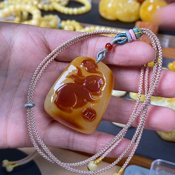 未镶嵌琥珀裸石雕刻件