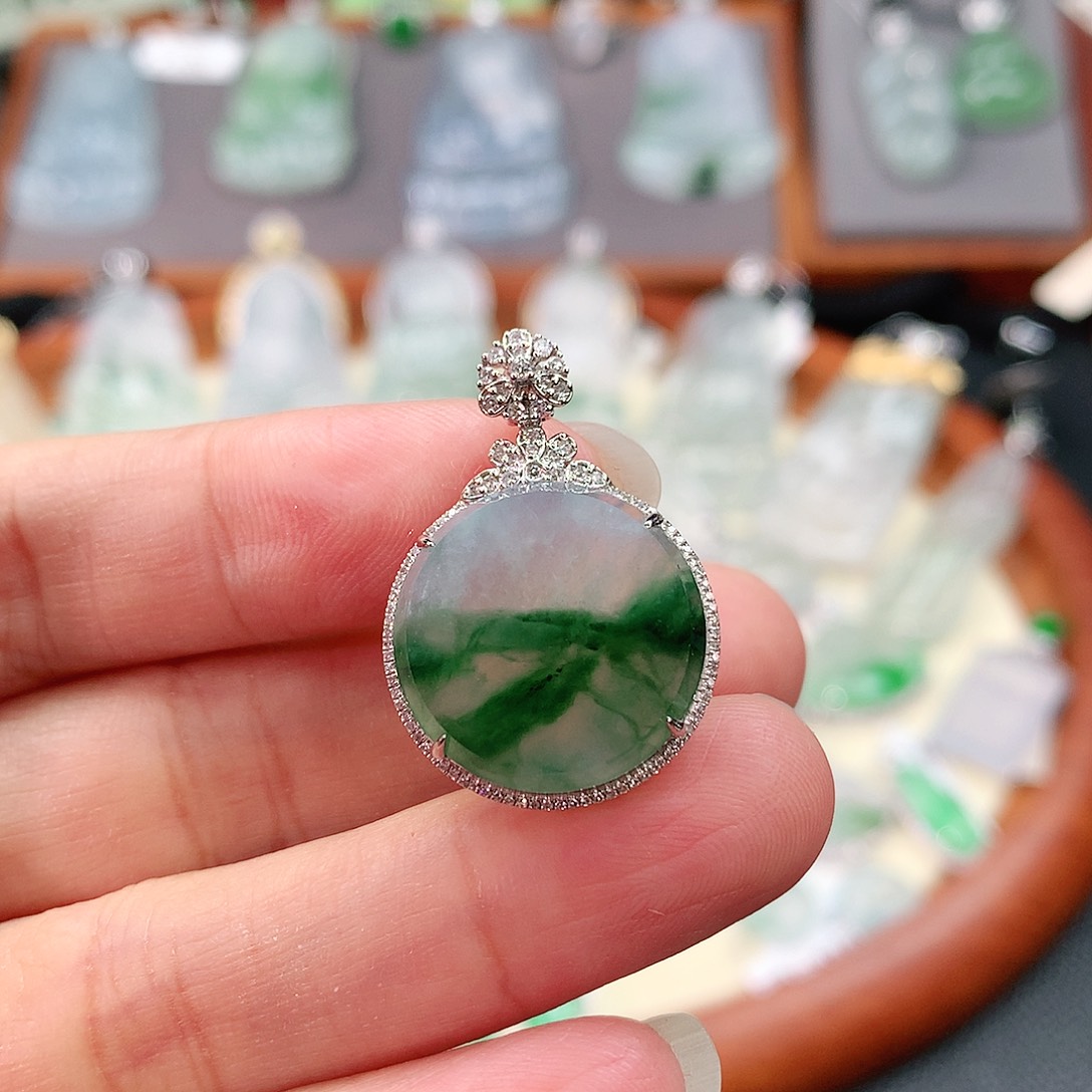 颈饰18K金镶嵌翡翠无事牌