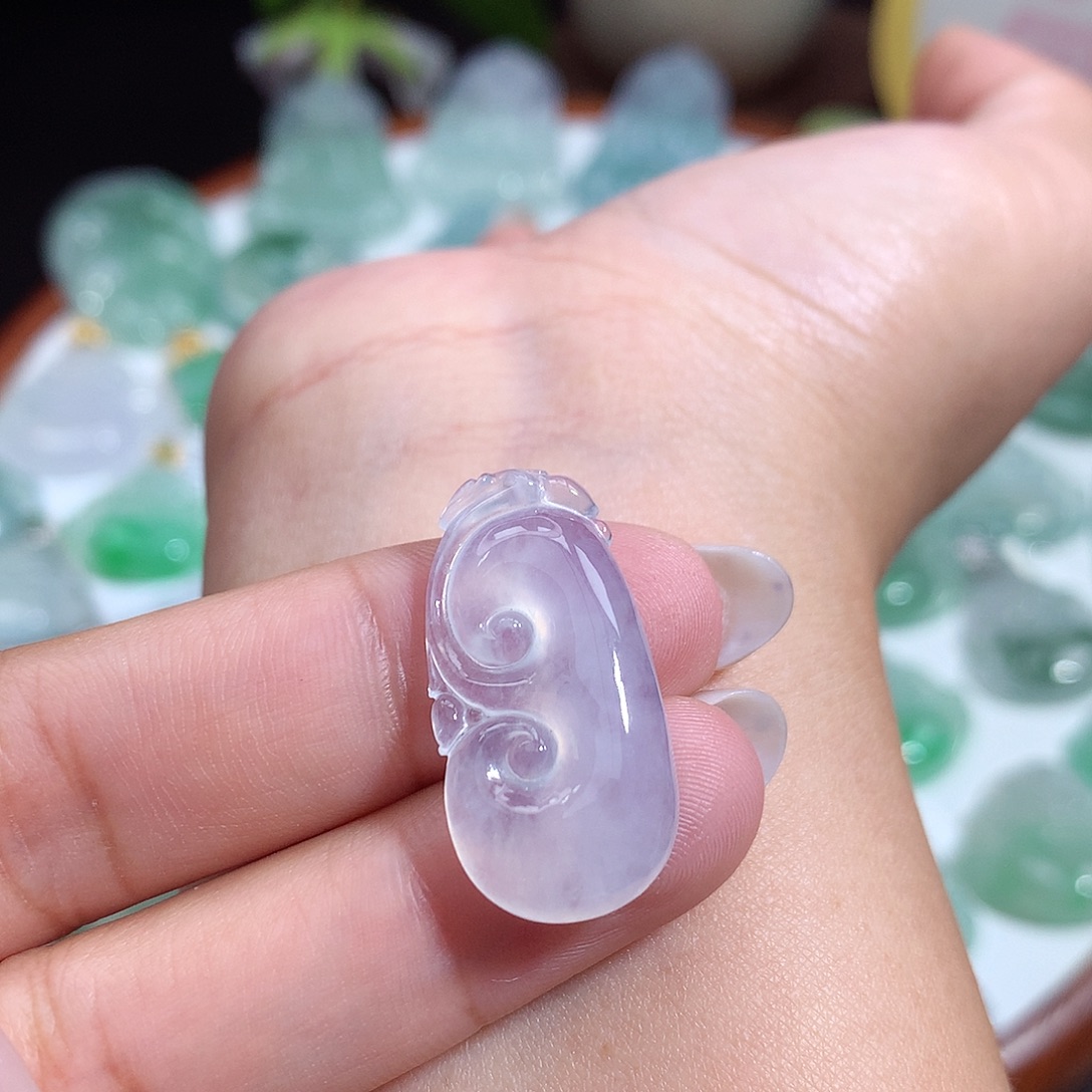 翡翠未镶嵌颈饰如意