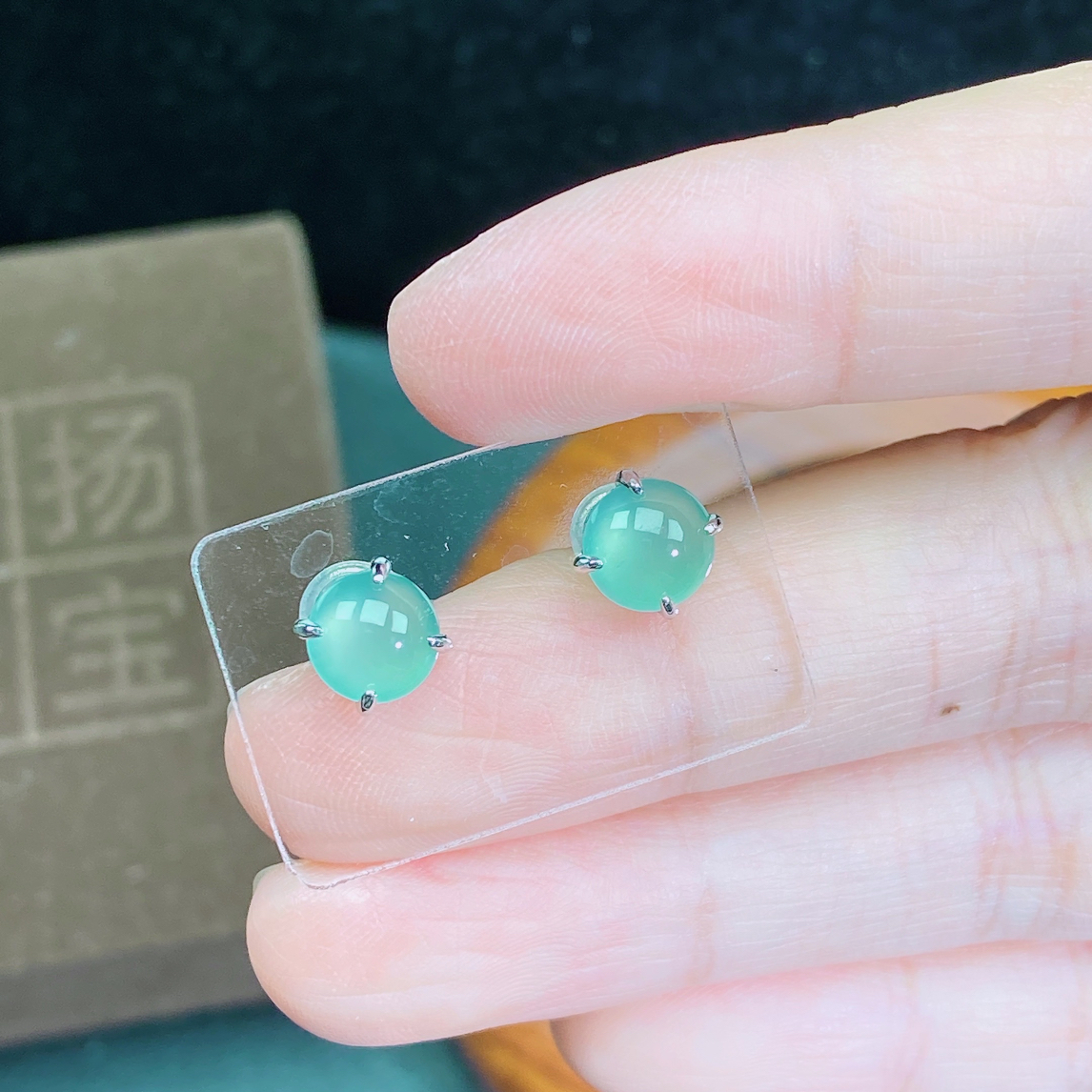 天然翡翠A货简约设计款耳钉通体S925银镶嵌（多样性发货）