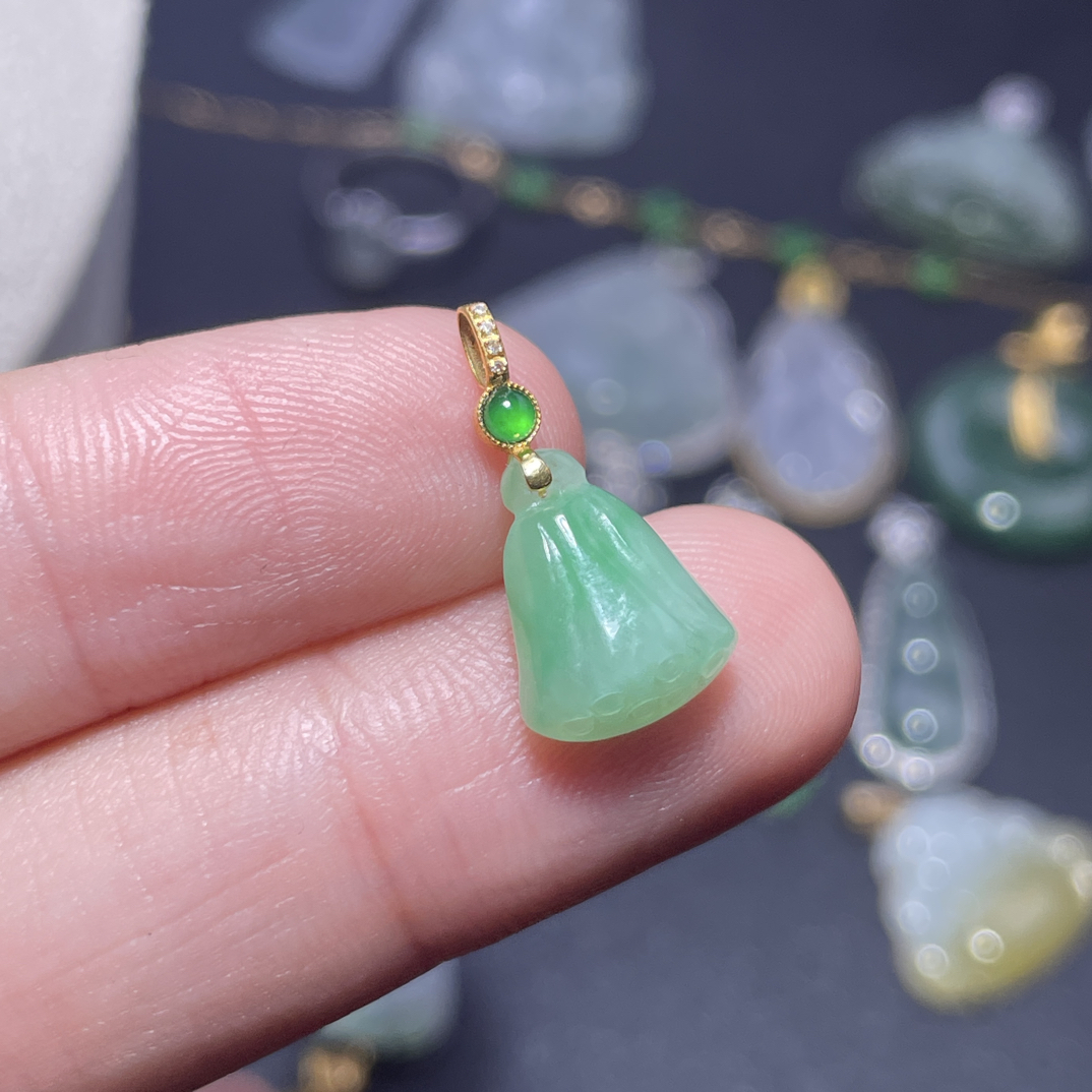 18k金天然a货翡翠吊坠莲蓬尺寸18.2×9.3×5.2