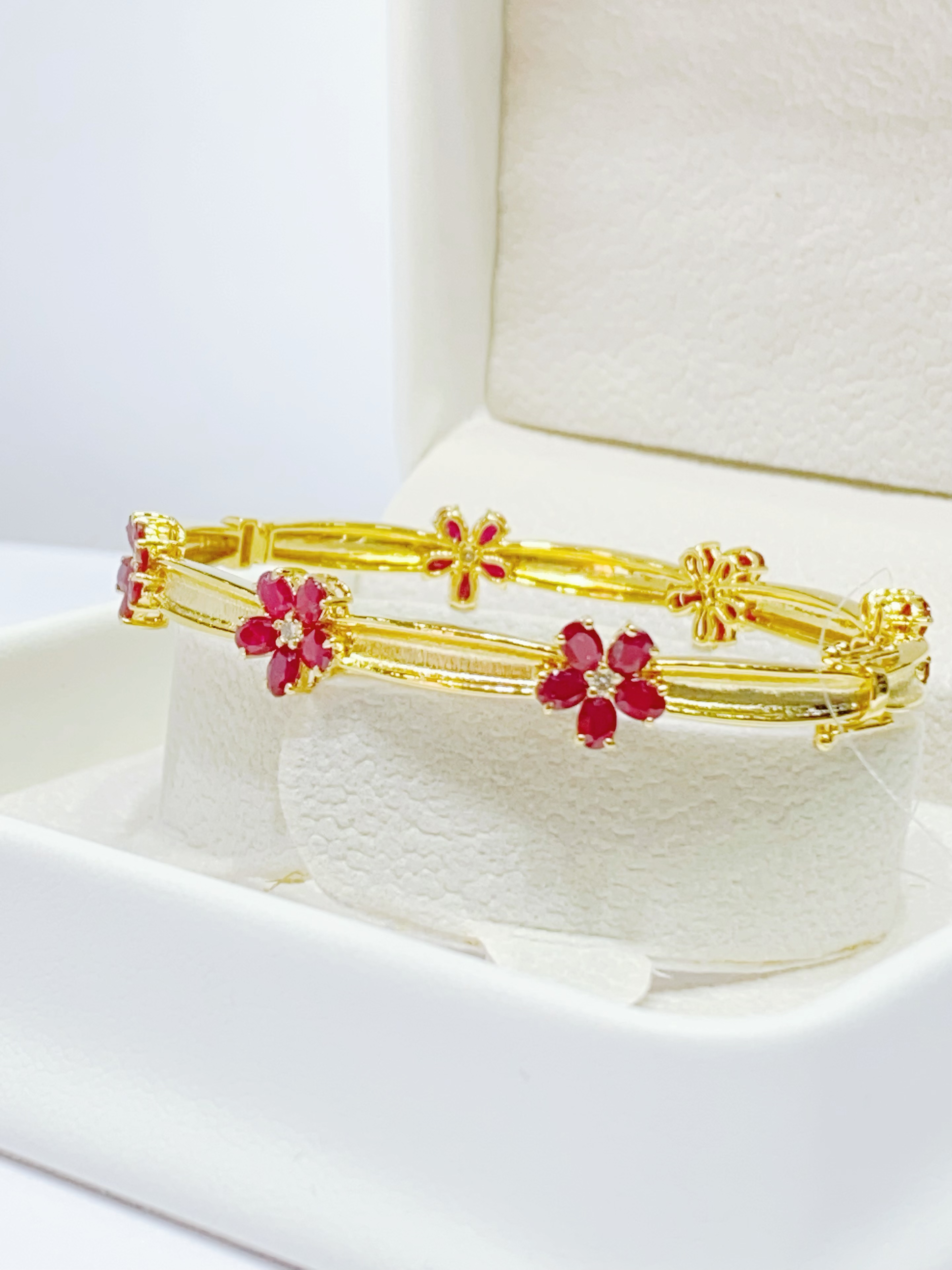 18K金镶嵌红宝石手镯花朵满圈款