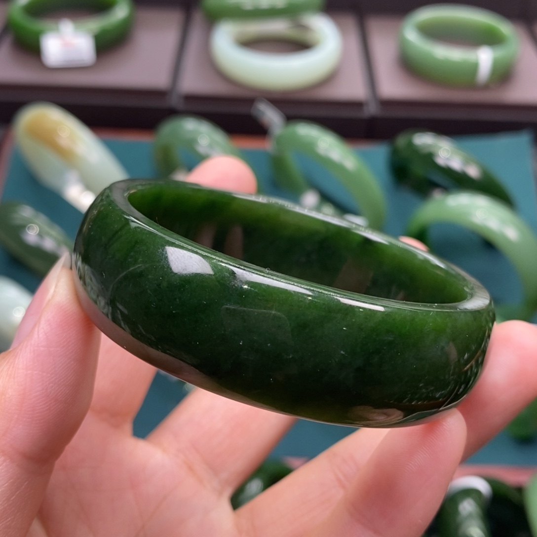 和田玉（碧玉）未镶嵌手镯