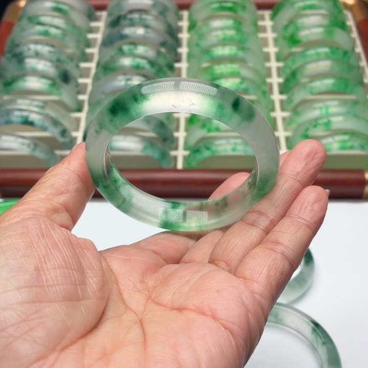 海***干石英质玉未镶嵌手镯