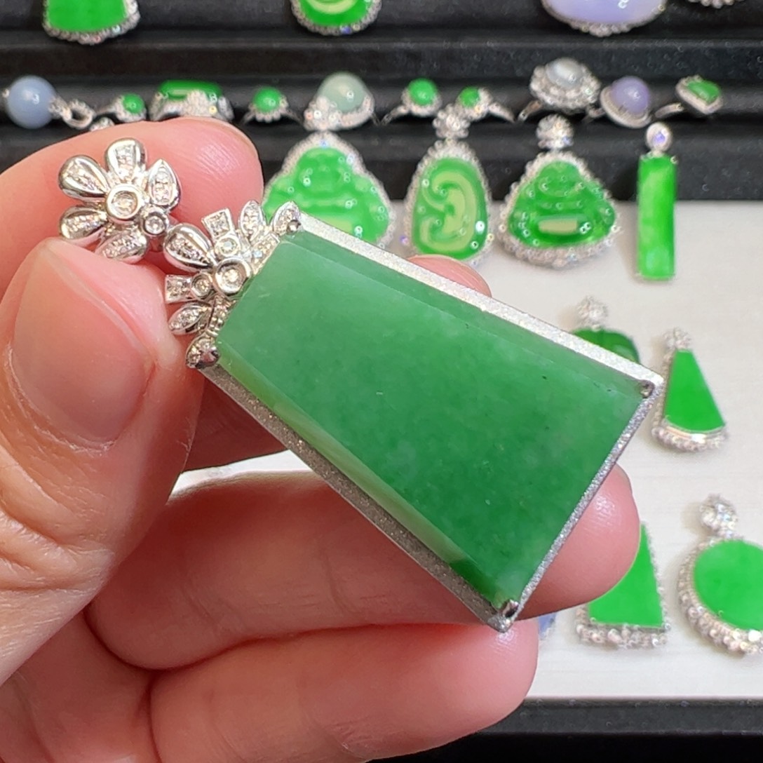 翡翠吊坠(不含链)18K金镶嵌