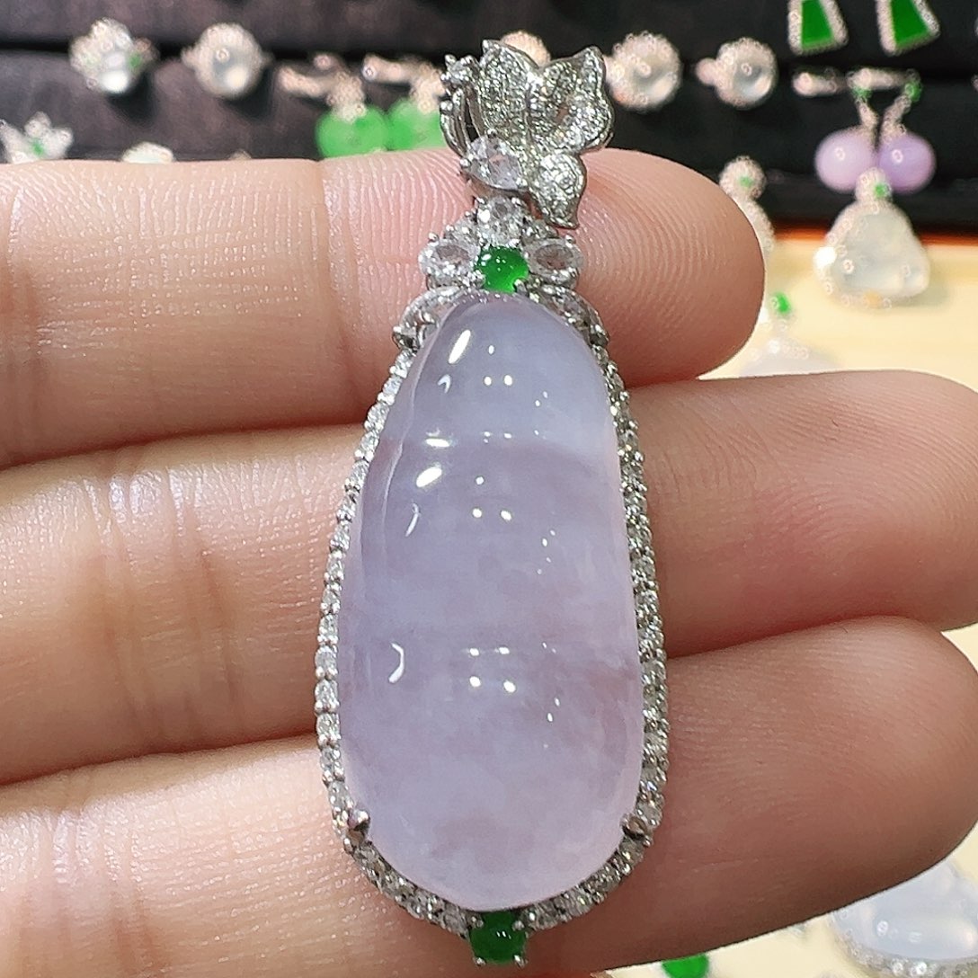 18K金镶嵌翡翠耳饰