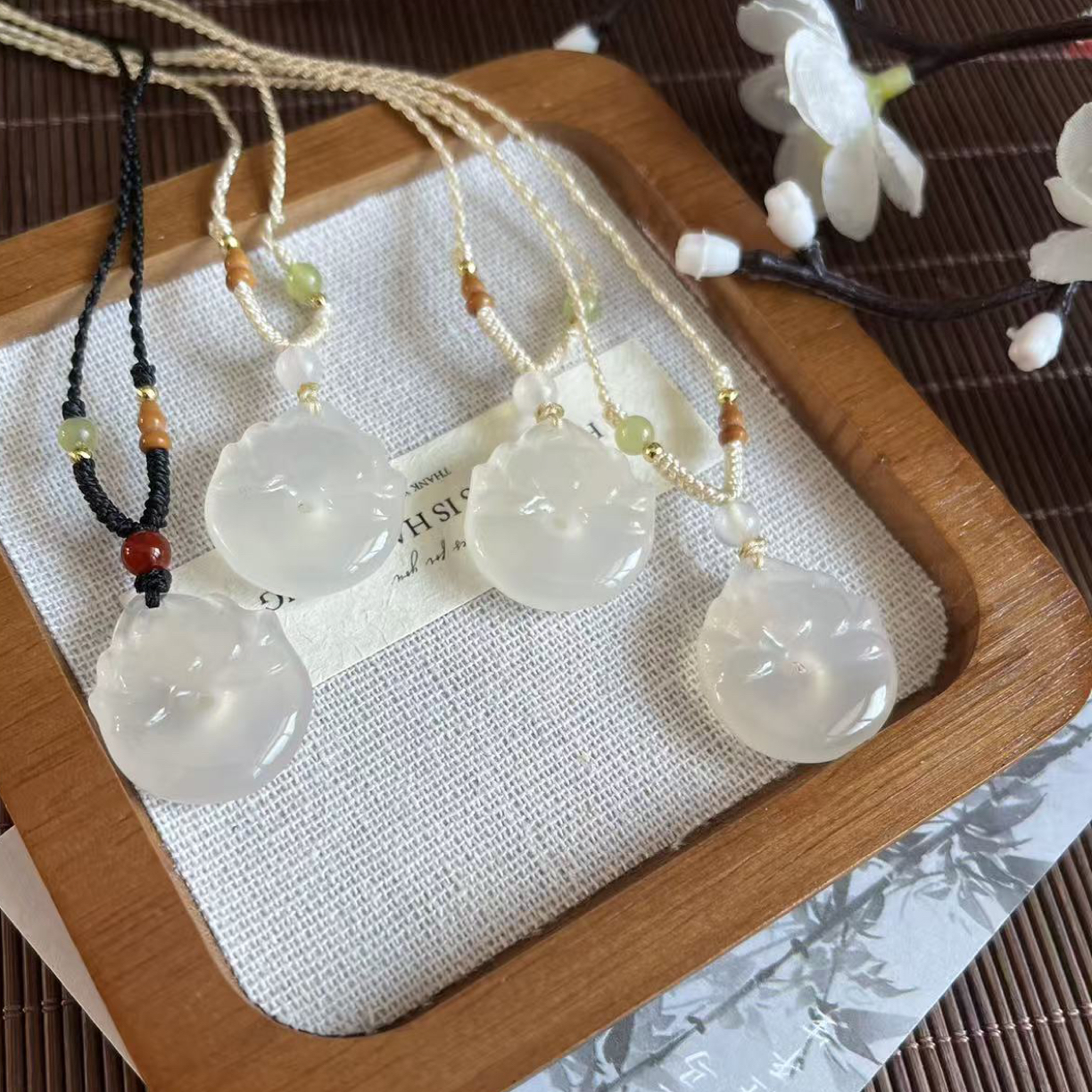 天然玛瑙玉髓白冰莲花扣吊坠 精致小巧锁骨吊坠好运连连平安扣