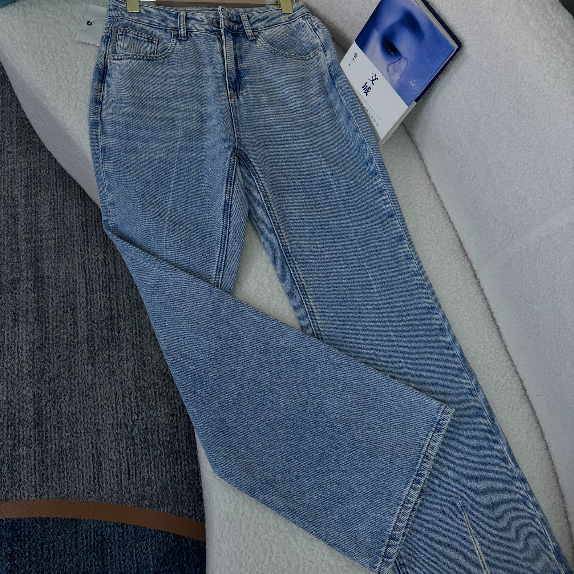 2025爆款小众设计牛仔裤浅蓝小微喇牛仔裤修身显瘦款小直筒前开叉