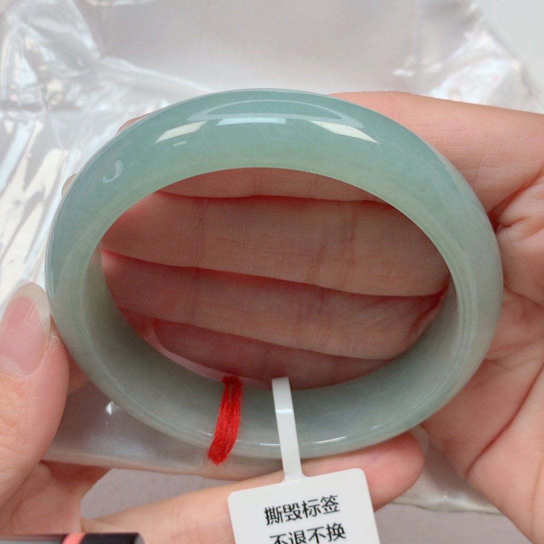 翡翠手镯未镶嵌59圈 晴蓝底
