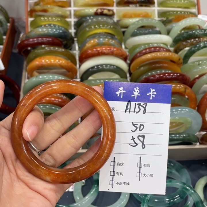 三***月石英质玉未镶嵌手镯