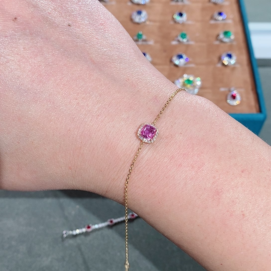 彩色蓝宝石手链18K金镶嵌1.008克拉