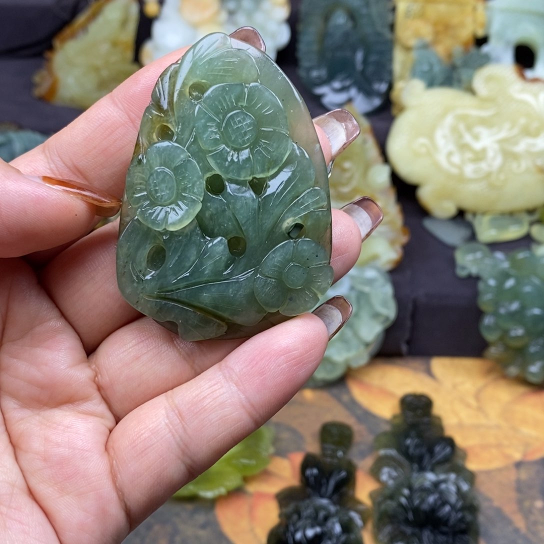 蛇纹石玉颈饰未镶嵌