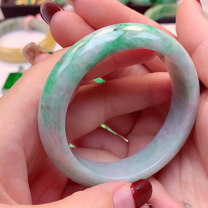 翡翠手镯未镶嵌翡翠