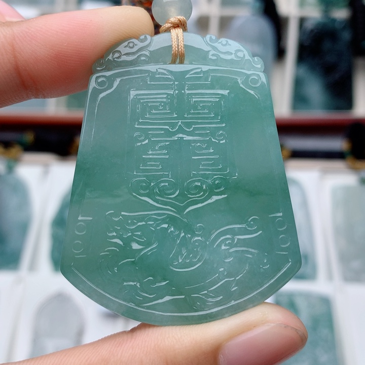 用***2翡翠未镶嵌颈饰无事牌