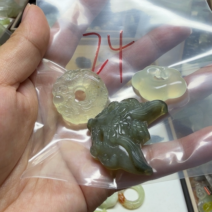 透闪石-蛇纹石玉吊坠未镶嵌