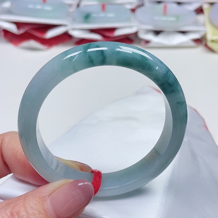 翡翠手镯未镶嵌翡翠手镯