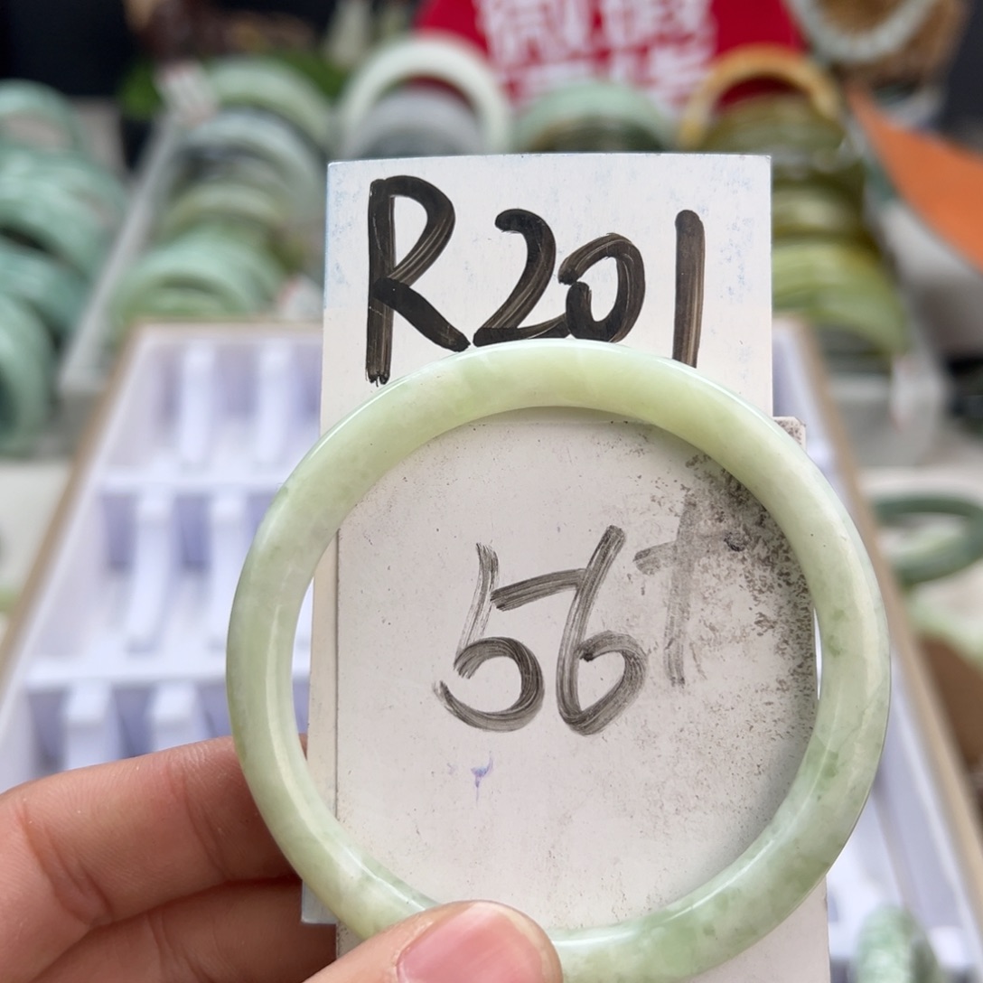 岫玉手镯未镶嵌天然岫玉微瑕，可以正常佩戴