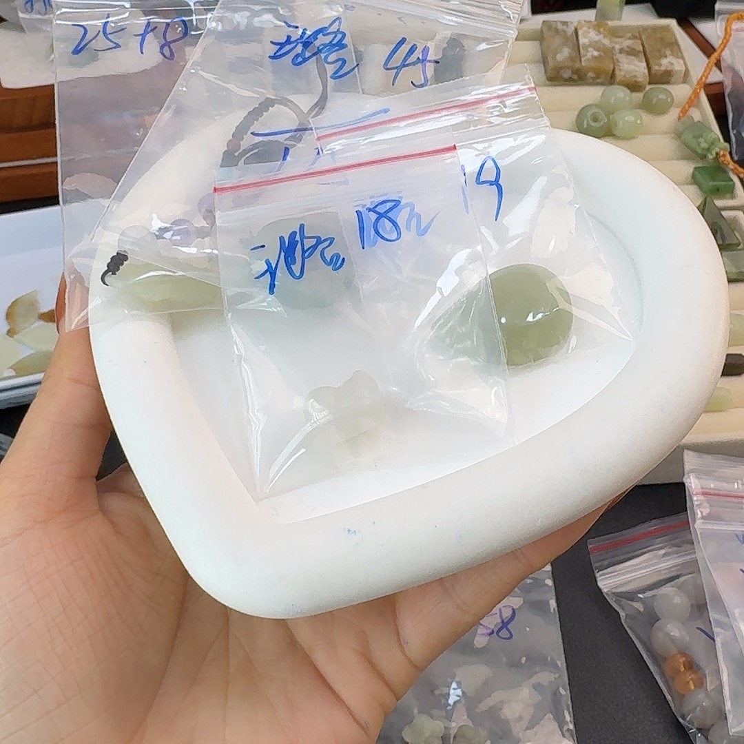 L***u和田玉未镶嵌珠宝半成品