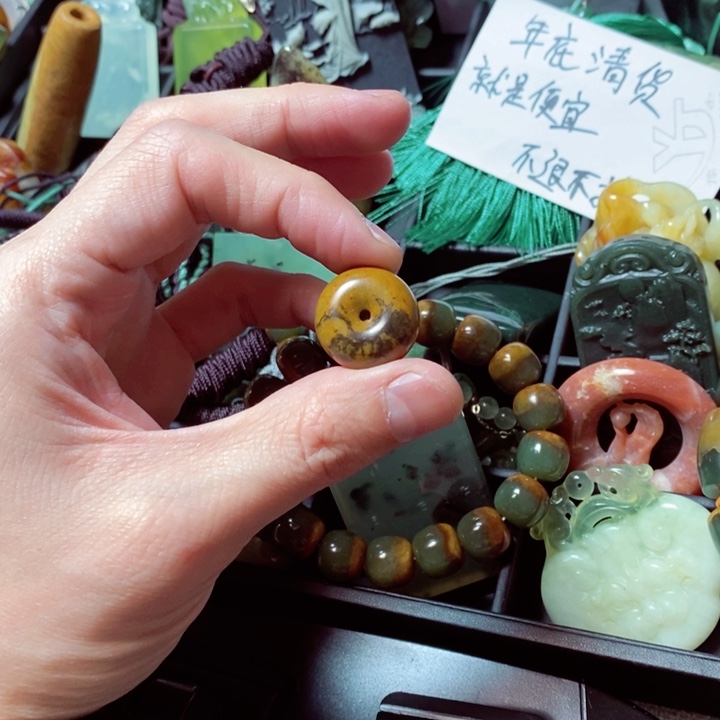 透闪石质玉颈饰未镶嵌