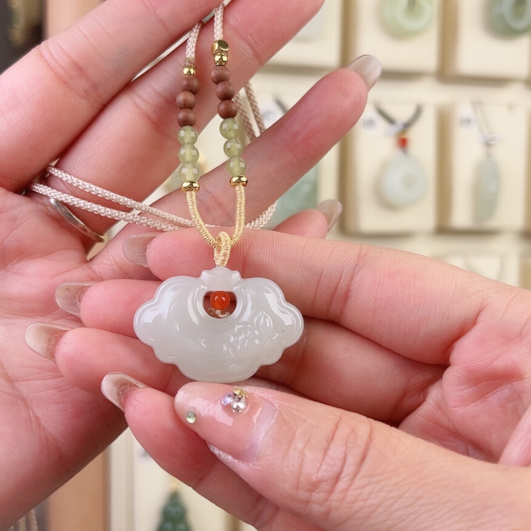 小***h和田玉未镶嵌颈饰