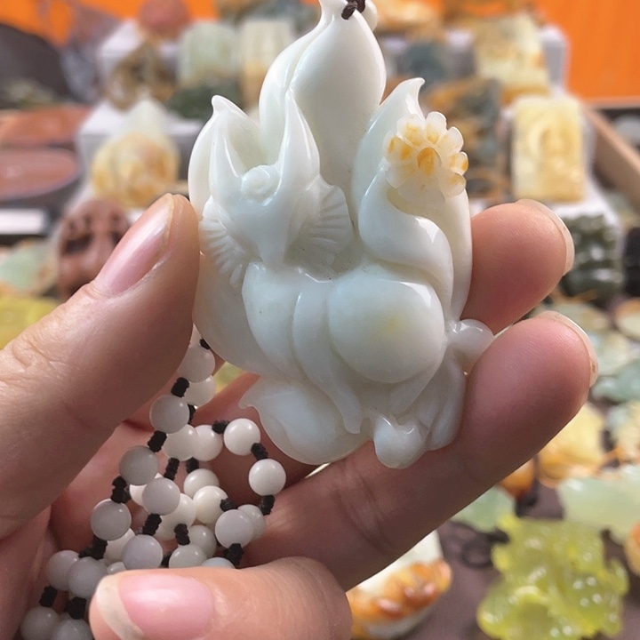 蛇纹石玉颈饰合金