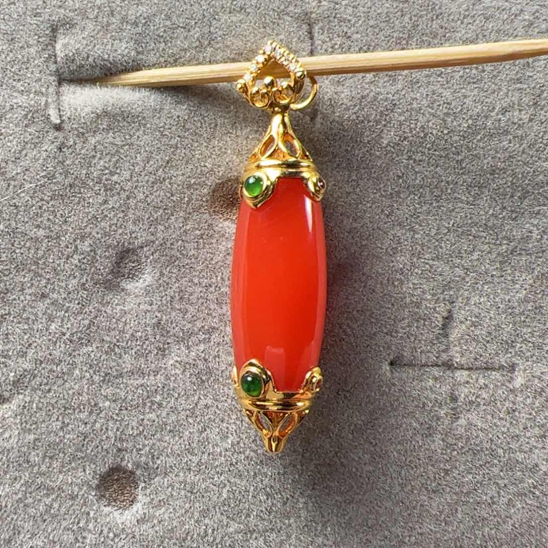 南红玛瑙桶珠吊坠18K金镶嵌孑*