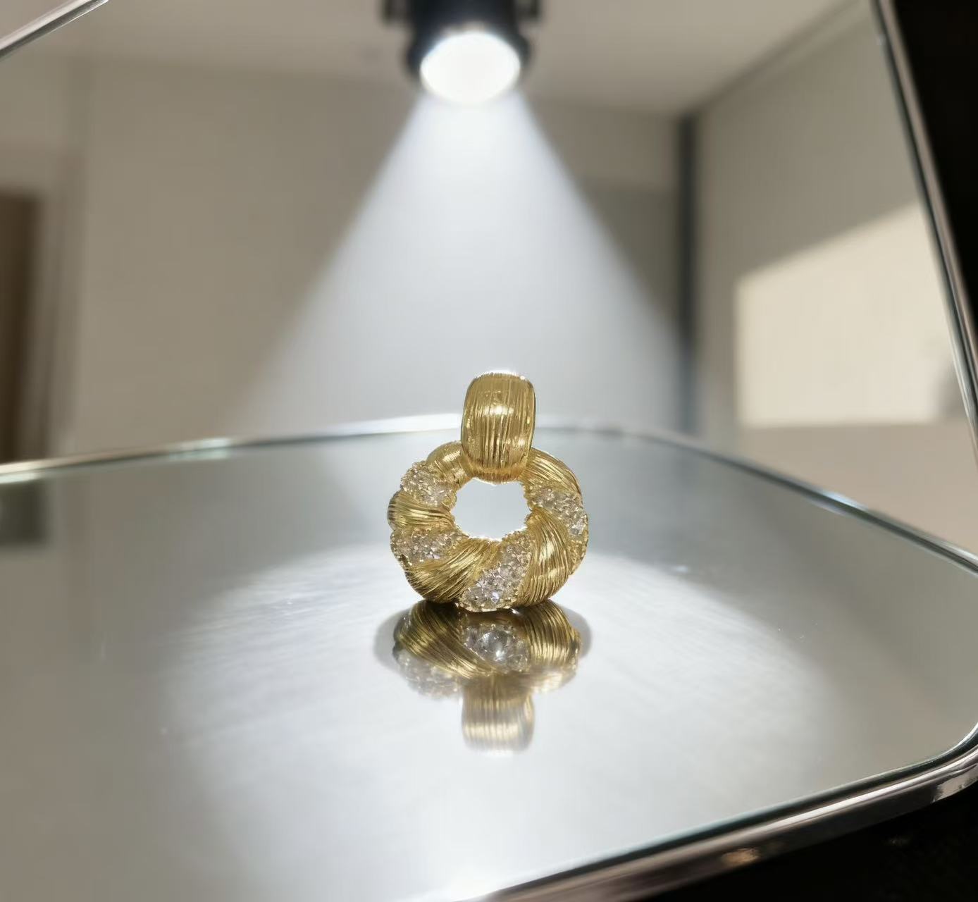 【越美丽】-V金意大利精工质感高级吊坠约zr2109